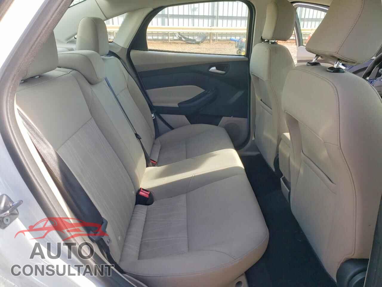 FORD FOCUS 2015 - 1FADP3F24FL214817