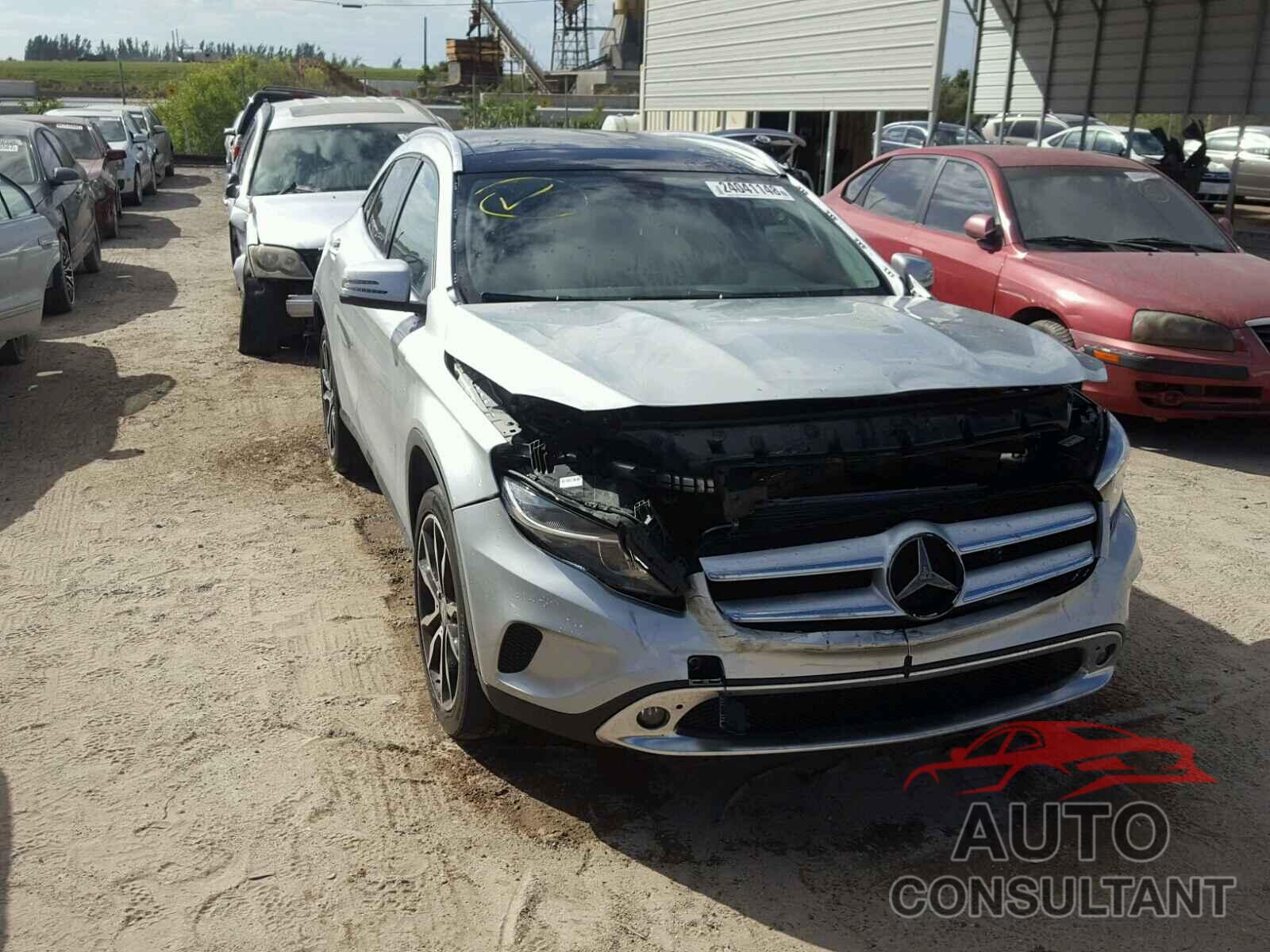 MERCEDES-BENZ GLA250 2015 - WDCTG4EB5FJ185931