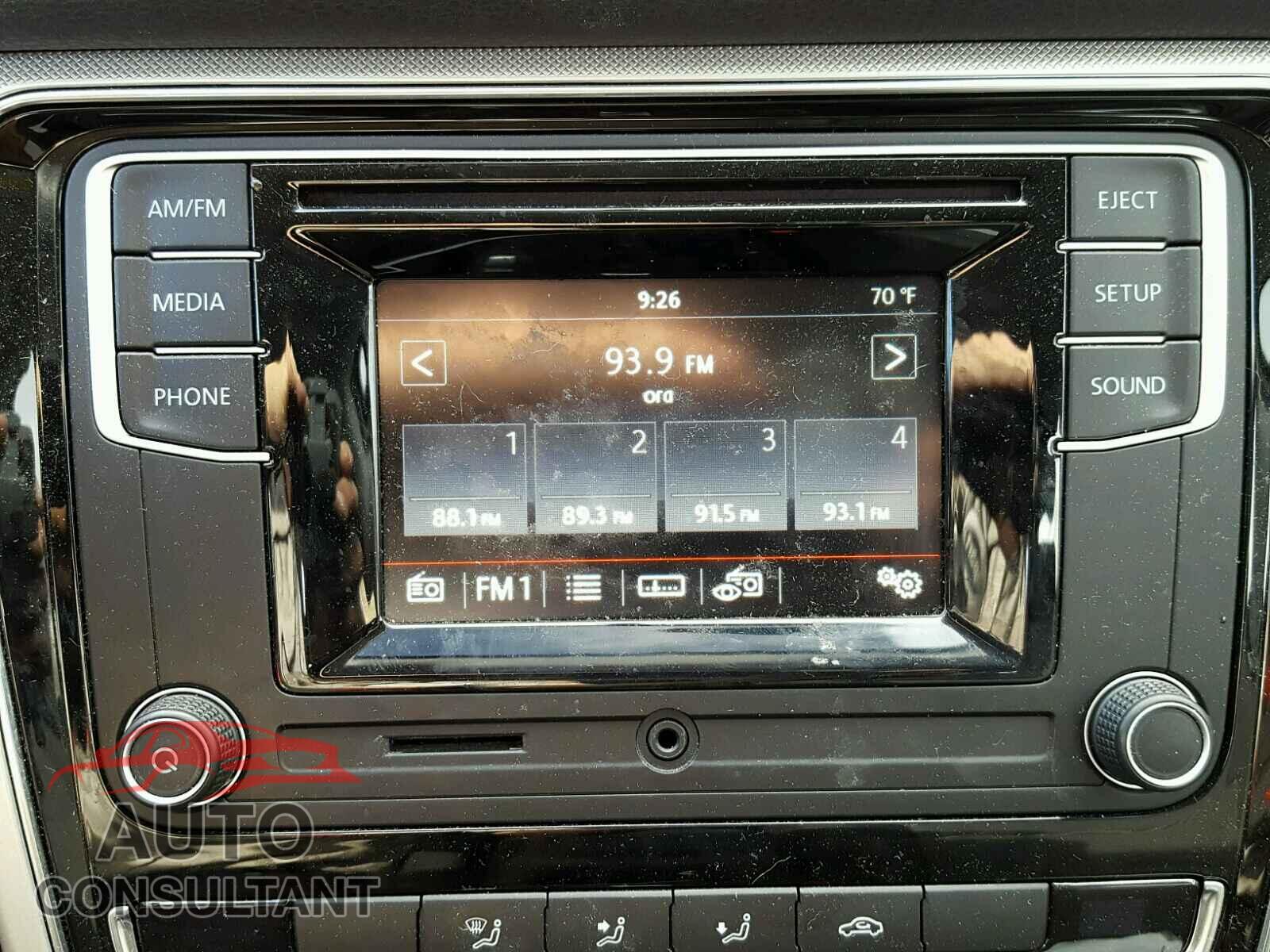 VOLKSWAGEN PASSAT 2016 - 1VWAT7A35GC030596