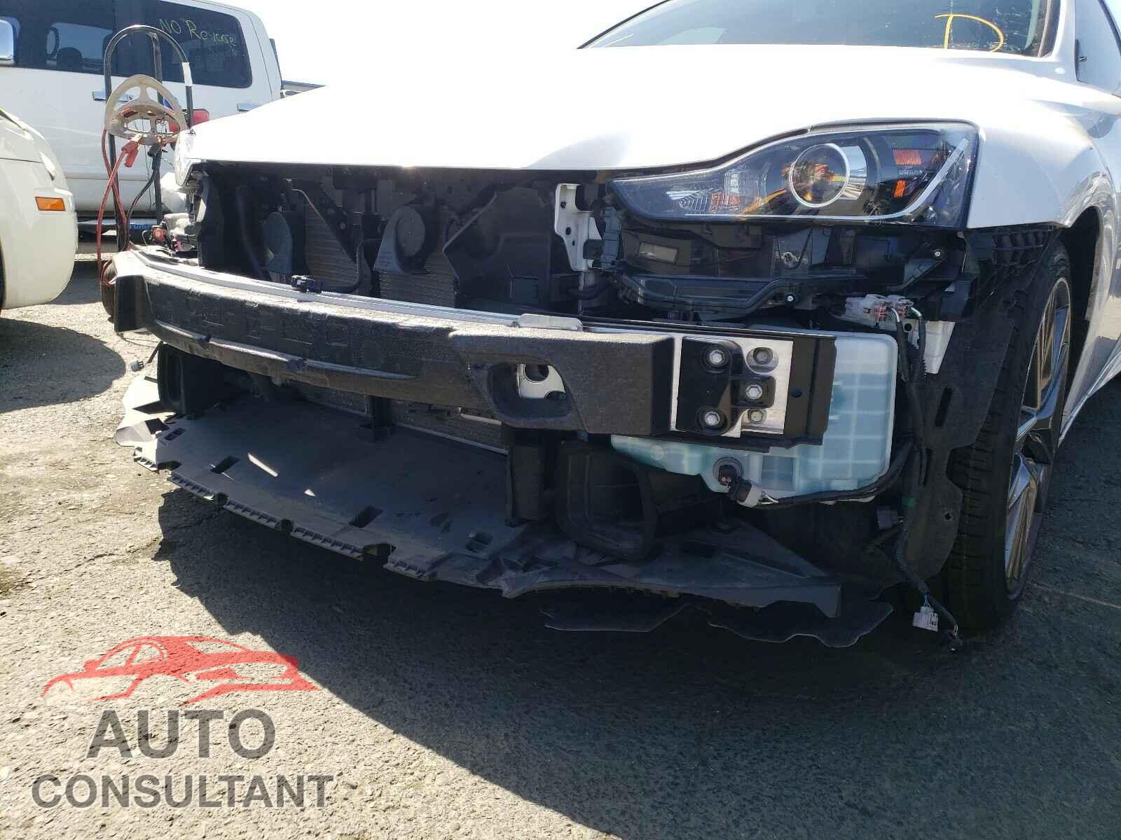 LEXUS IS 2017 - JTHBA1D25H5051899