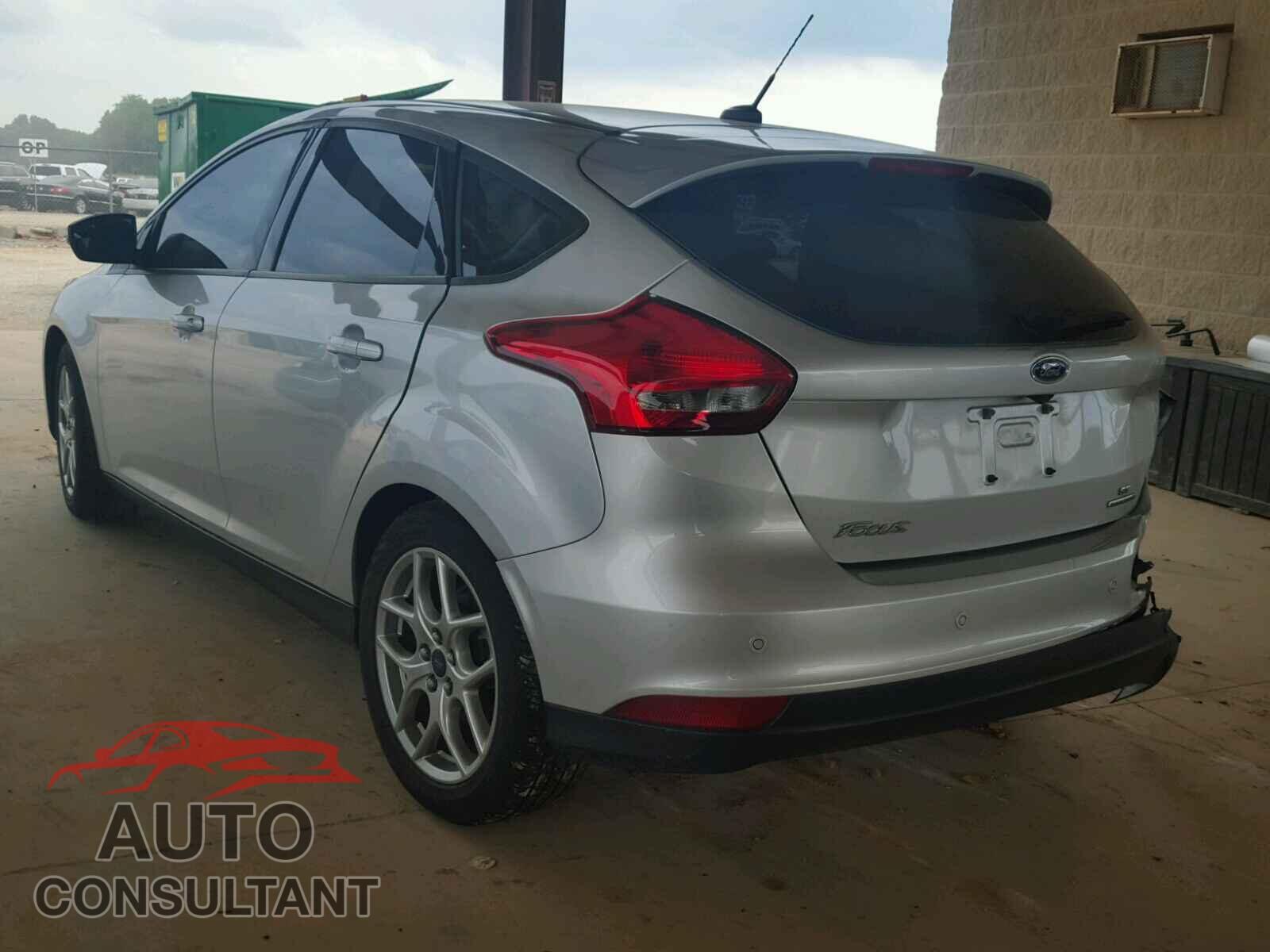 FORD FOCUS SE 2015 - 1FADP3K28FL313887