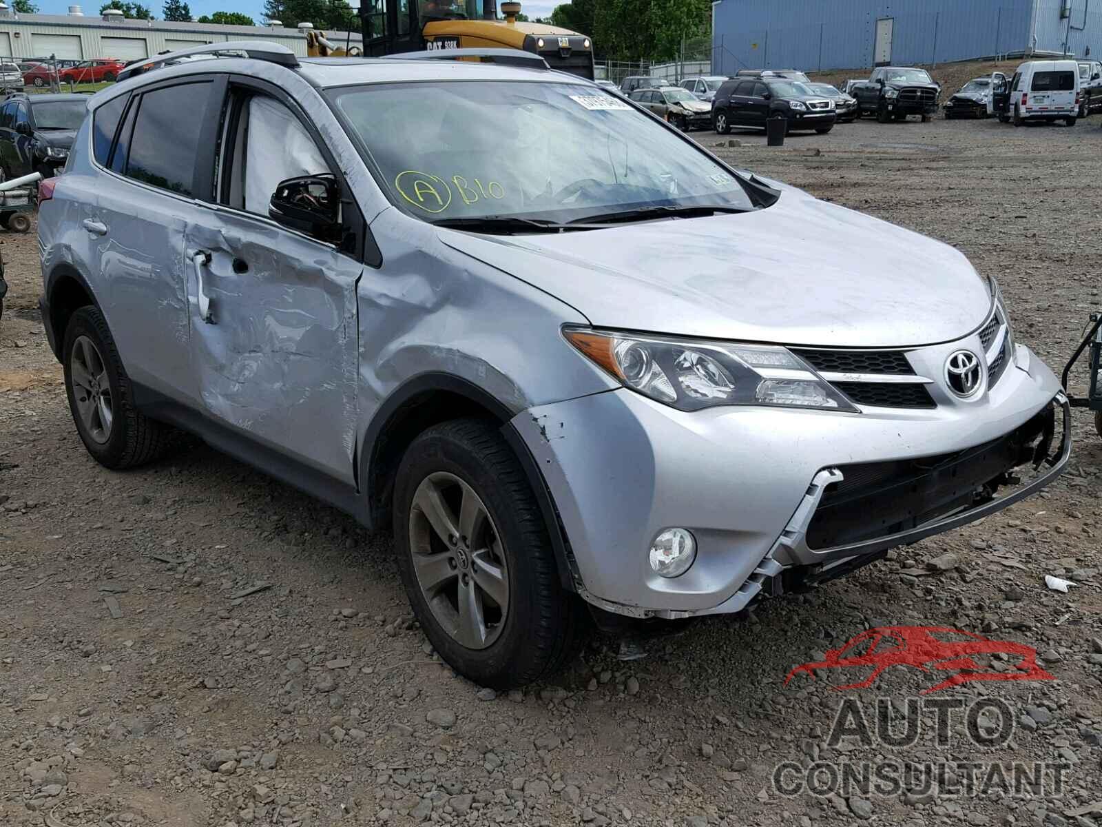 TOYOTA RAV4 XLE 2015 - JTMRFREV1FD150599