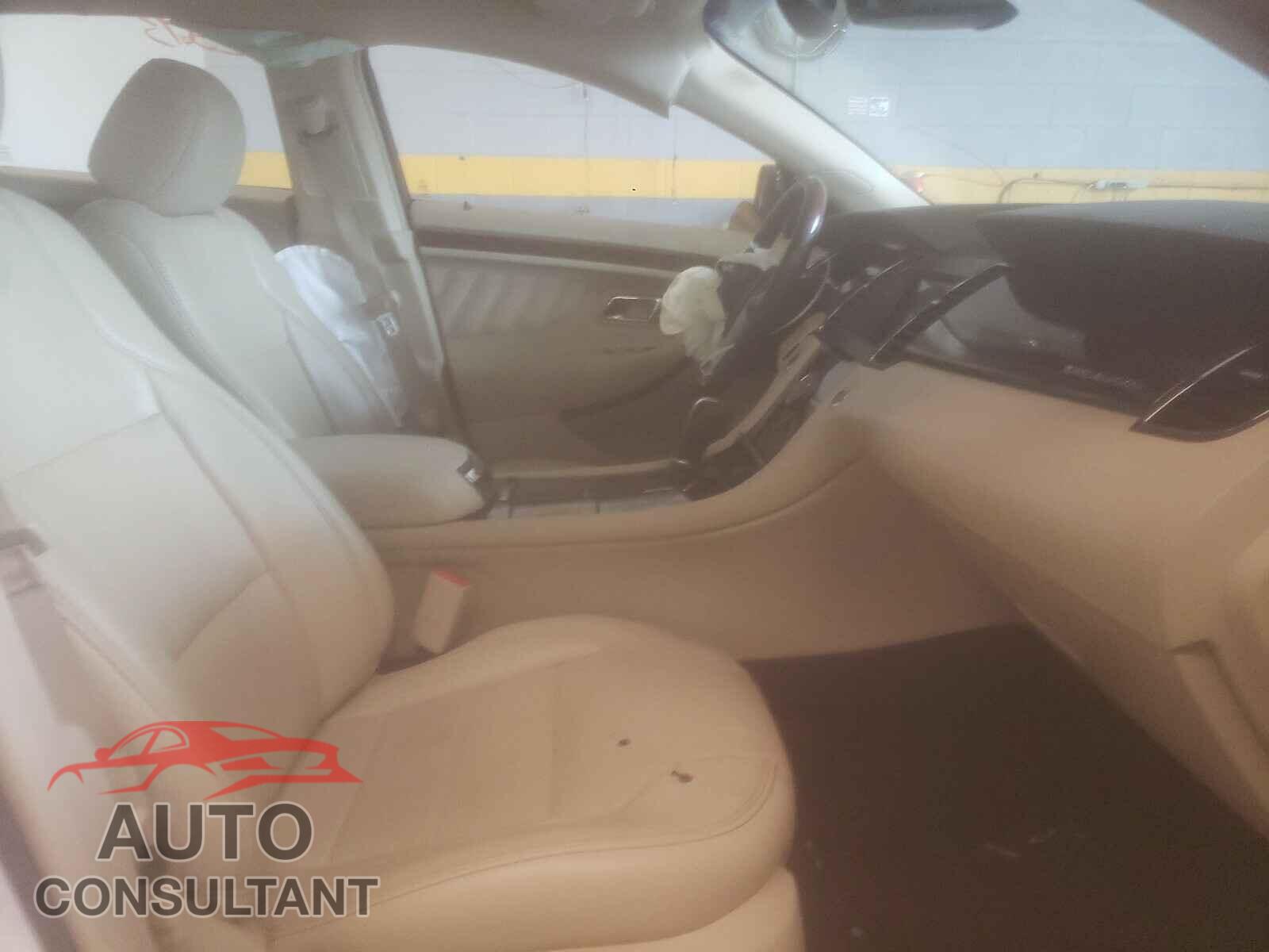 FORD TAURUS 2018 - 1FAHP2F82JG101207