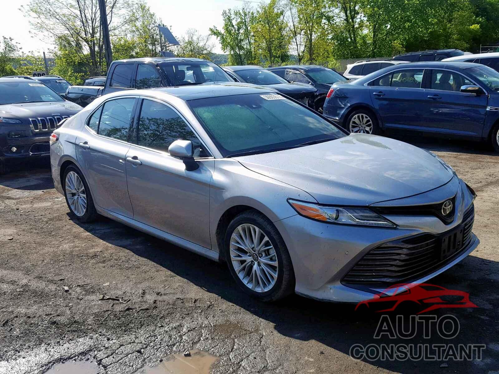 TOYOTA CAMRY 2018 - 4T1B11HK1JU008910