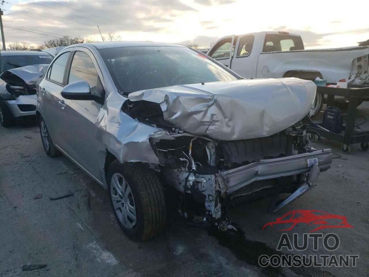 CHEVROLET SONIC 2018 - 1G1JB5SH6J4100847