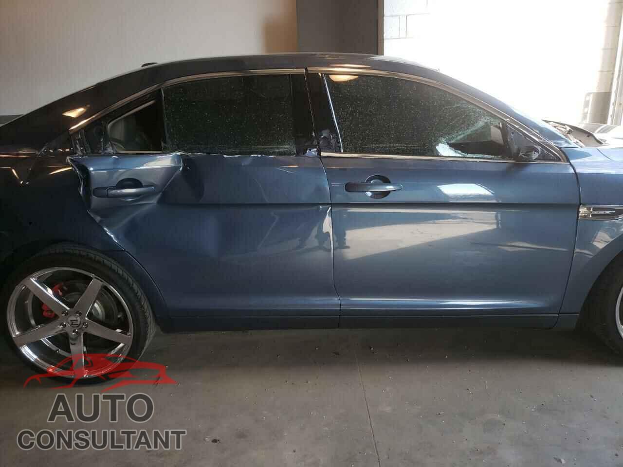 FORD TAURUS 2018 - 1FAHP2D86JG102640
