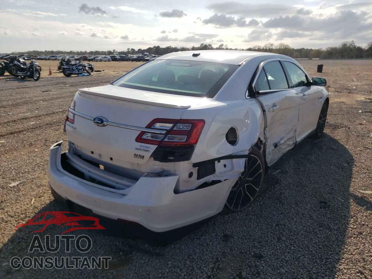 FORD TAURUS 2018 - 1FAHP2E80JG118217