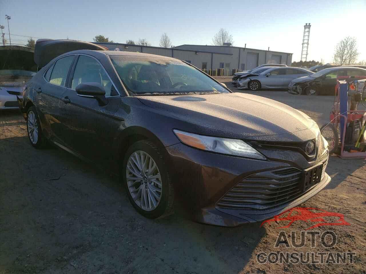 TOYOTA CAMRY 2018 - 4T1B11HK8JU022447