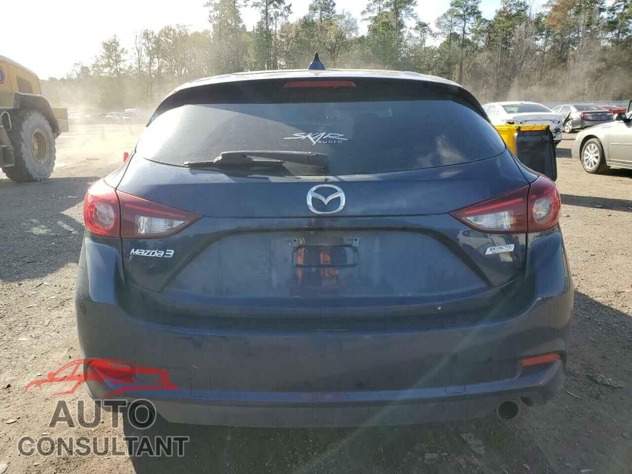 MAZDA 3 2018 - 3MZBN1L38JM252449