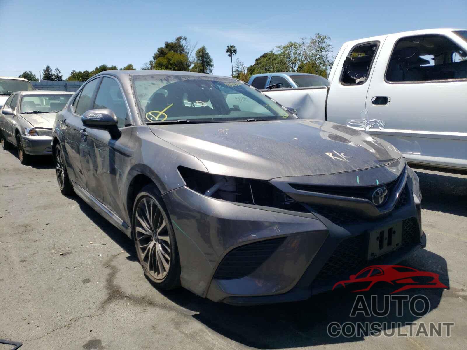 TOYOTA CAMRY 2018 - 4T1B11HK1JU664606