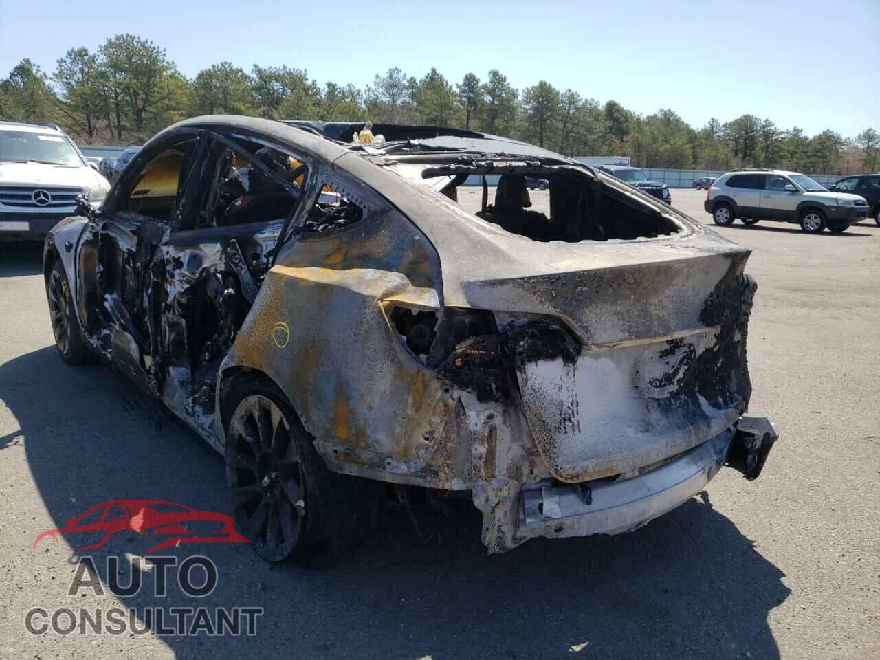 TESLA MODEL Y 2021 - 5YJYGAEE9MF143321