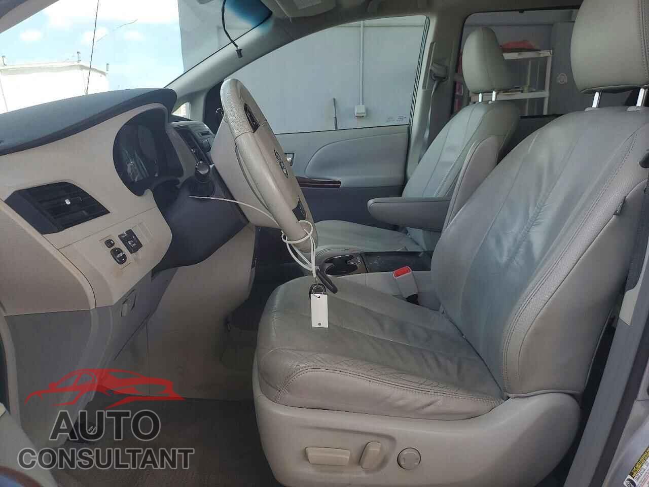 TOYOTA SIENNA 2011 - 5TDYK3DC2BS103844