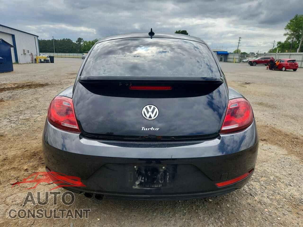 VOLKSWAGEN BEETLE 2018 - 3VWFD7AT7JM706796