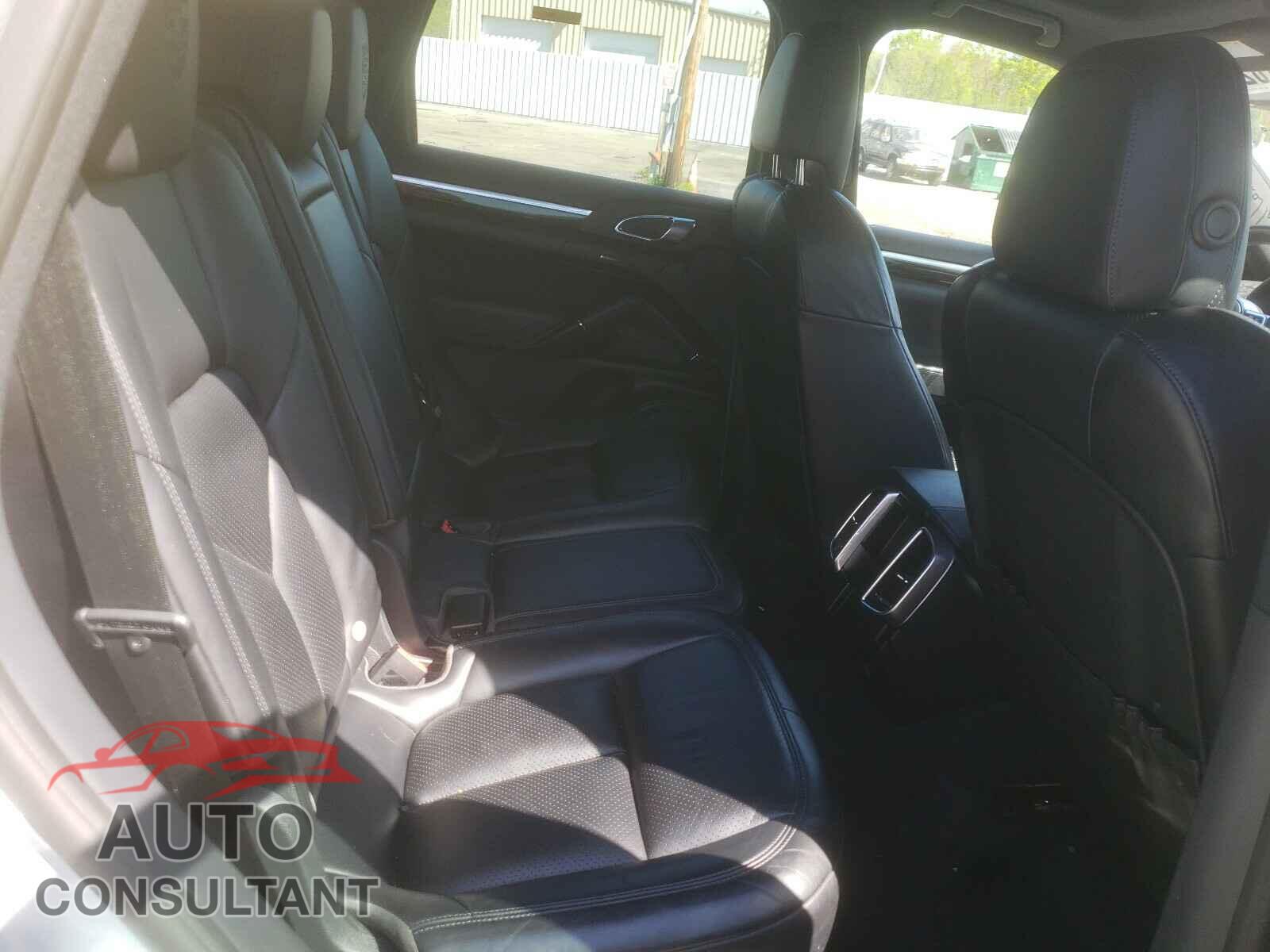 PORSCHE CAYENNE 2017 - WP1AA2A25HKA86806