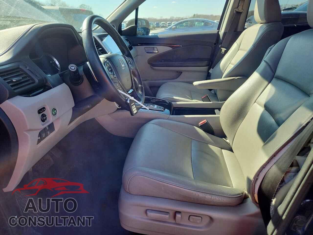 HONDA PILOT 2017 - 5FNYF6H98HB015589