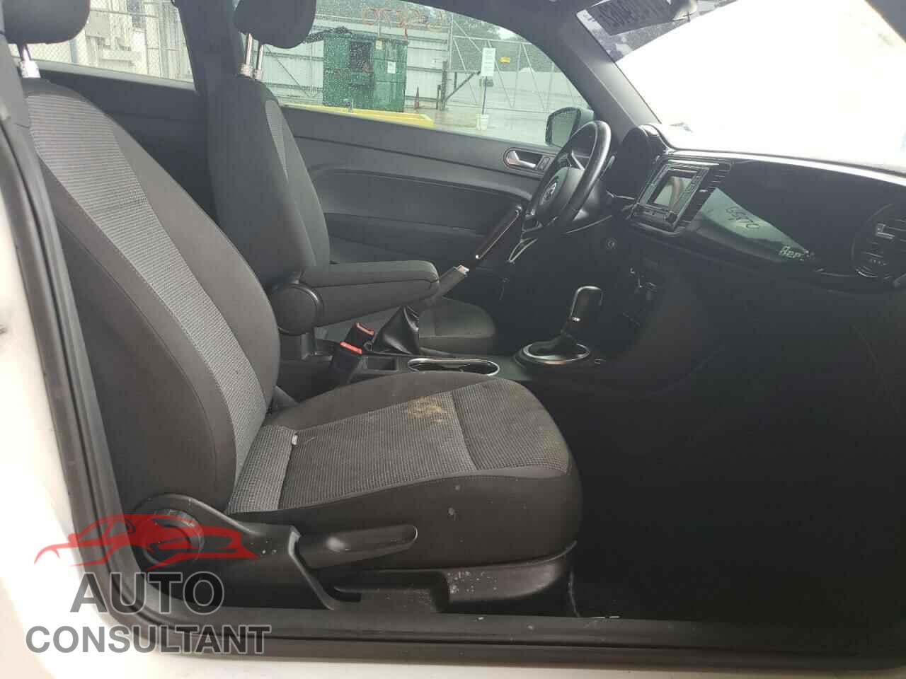 VOLKSWAGEN BEETLE 2019 - 3VWFD7AT2KM708053