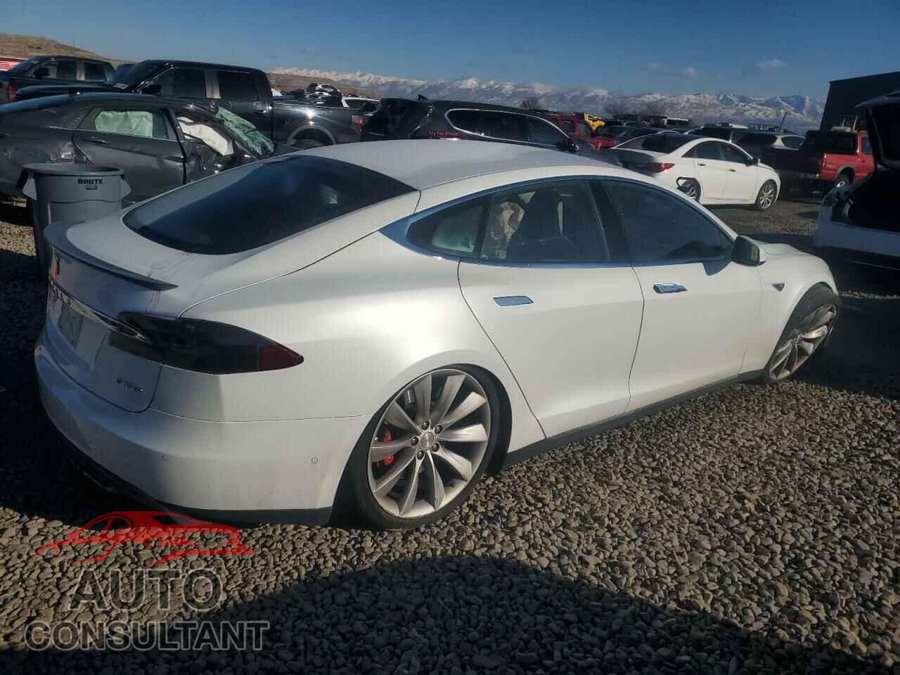 TESLA MODEL S 2015 - 5YJSA1E43FF104516