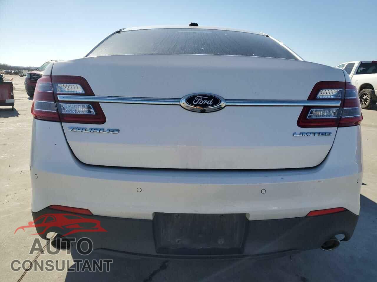 FORD TAURUS 2018 - 1FAHP2F86JG118043