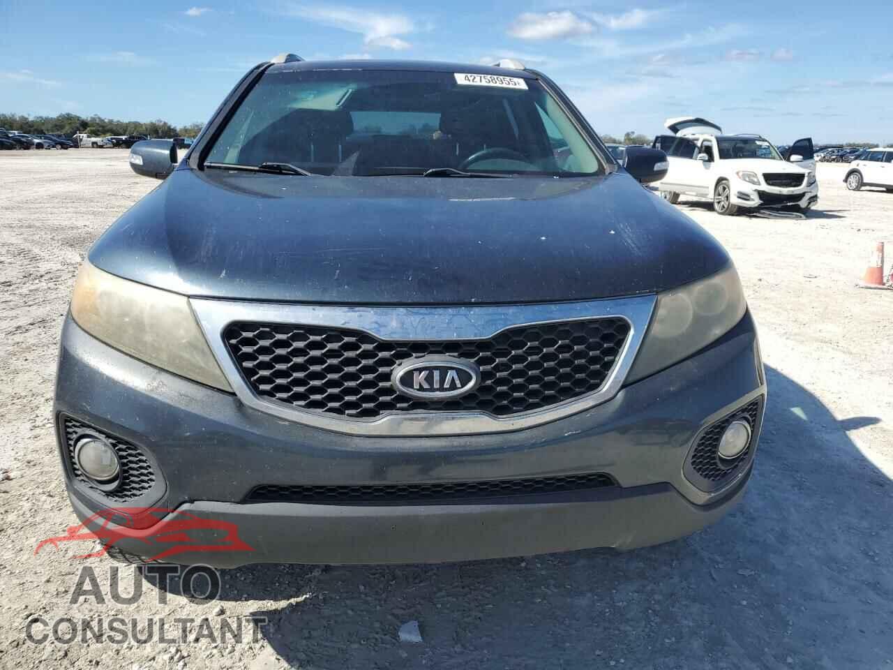 KIA SORENTO 2011 - 5XYKT3A12BG117617
