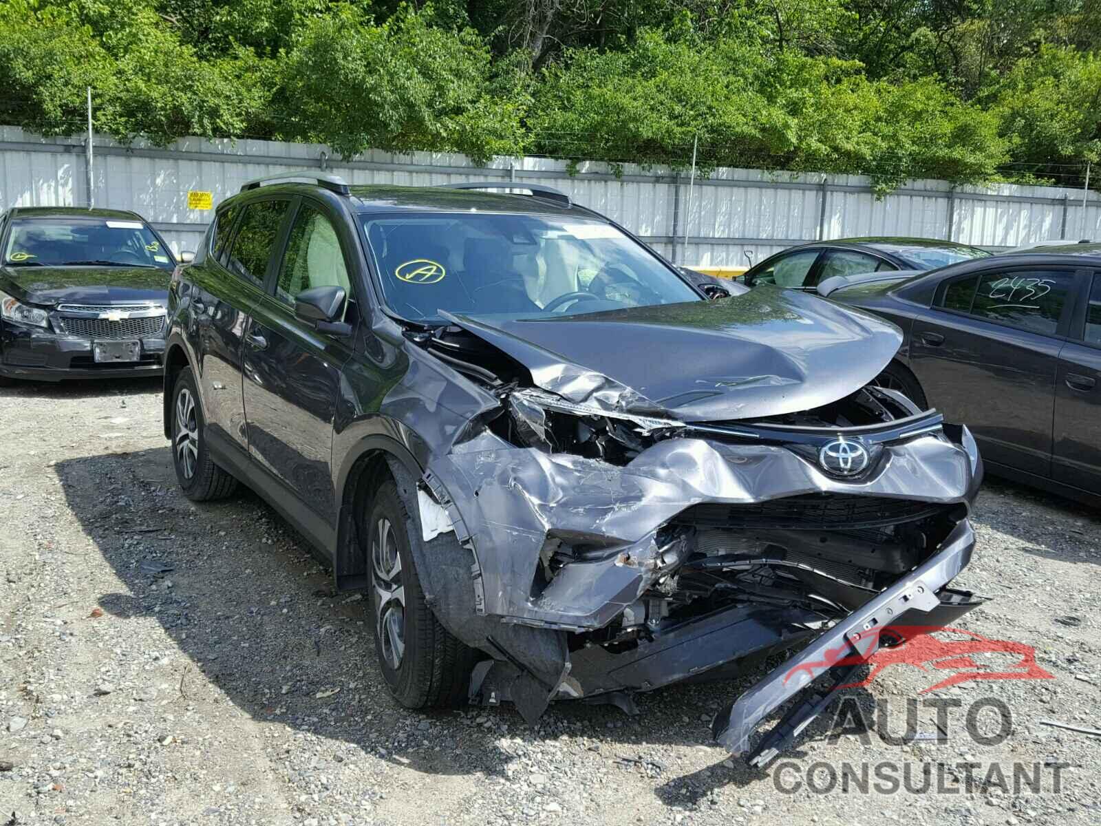 TOYOTA RAV4 LE 2017 - JTMBFREV2HJ110960