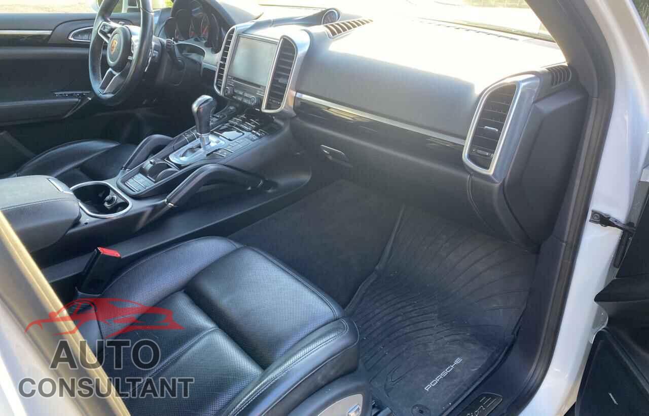 PORSCHE CAYENNE 2017 - WP1AA2A29HKA85500