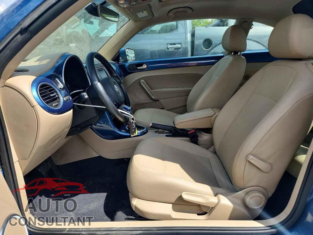 VOLKSWAGEN BEETLE 2019 - 3VWJD7AT5KM719123