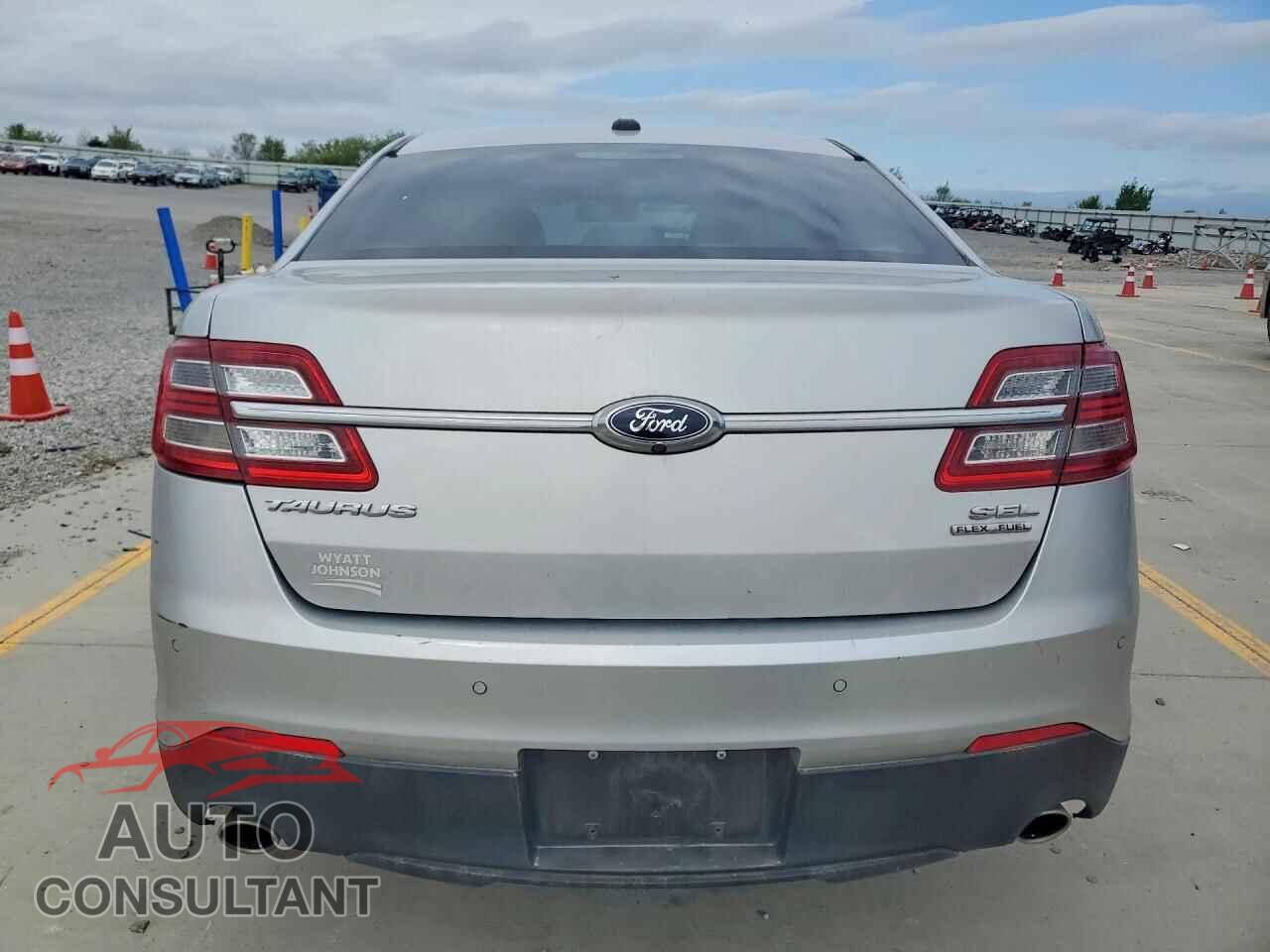 FORD TAURUS 2018 - 1FAHP2E88JG135346