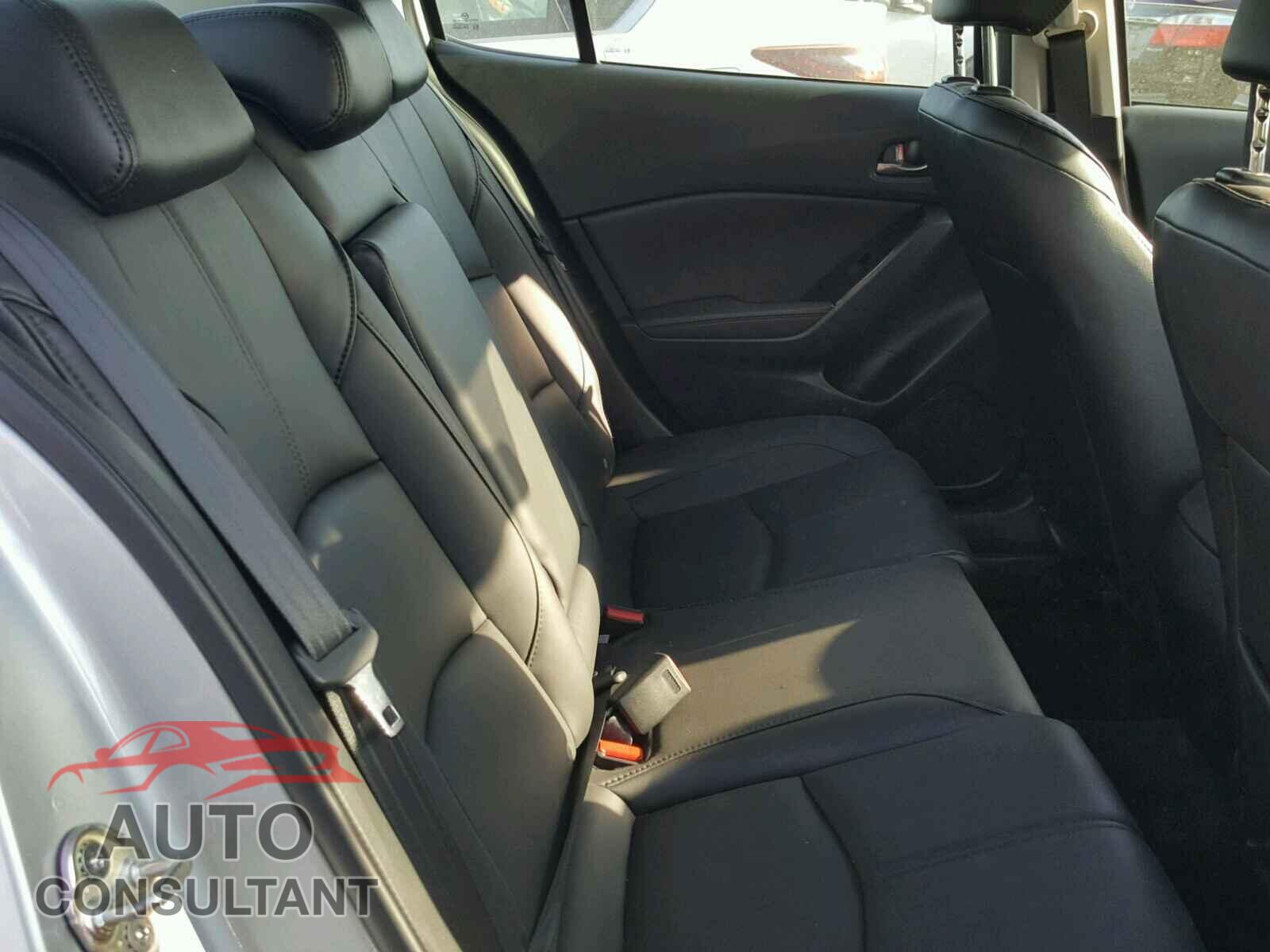 MAZDA 3 2018 - 3MZBN1V37JM199465