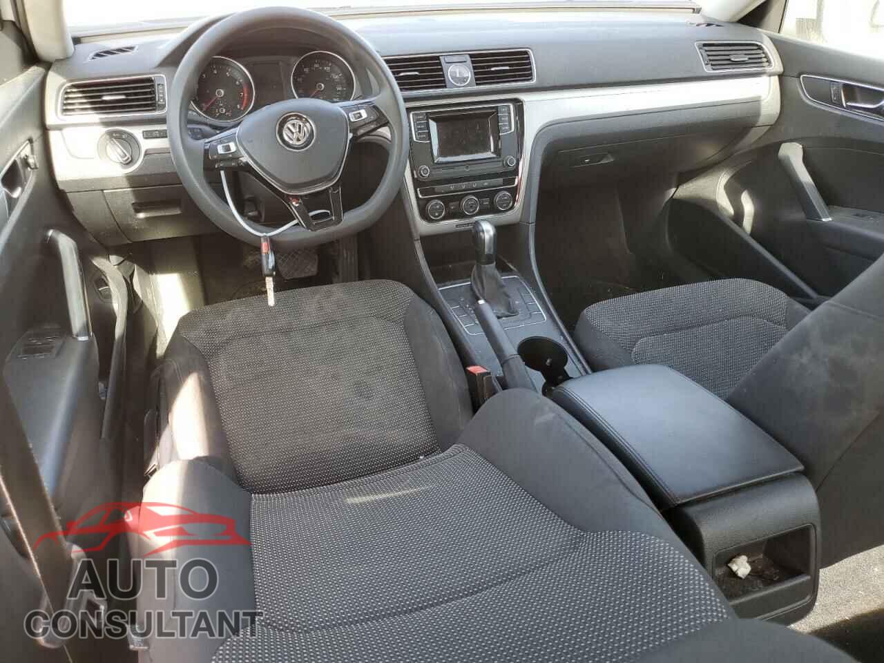 VOLKSWAGEN PASSAT 2017 - 1VWAT7A32HC005947