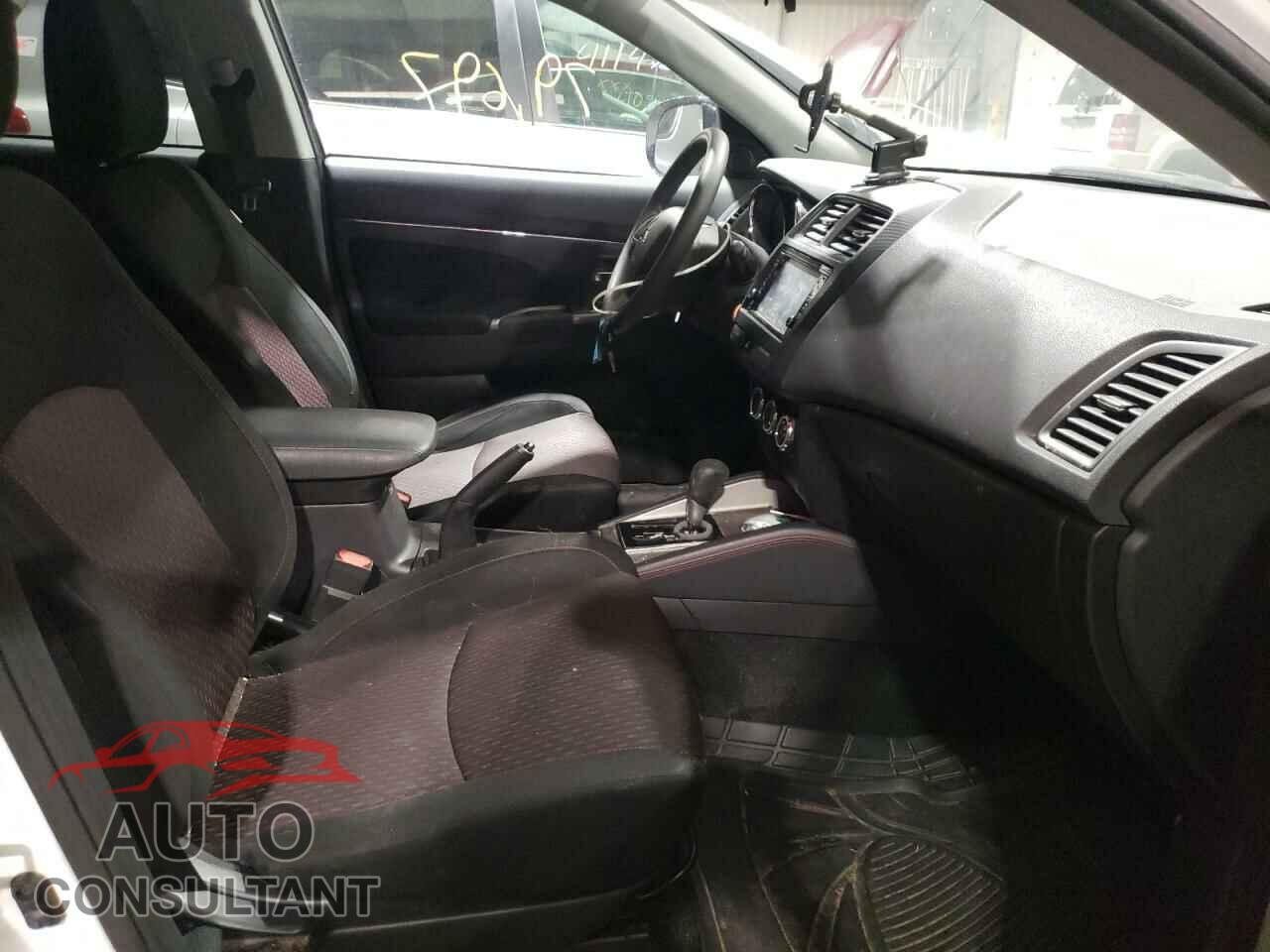 MITSUBISHI OUTLANDER 2018 - JA4AR3AU4JU022729