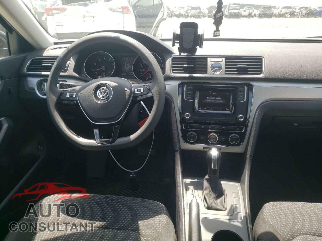 VOLKSWAGEN PASSAT 2017 - 1VWAT7A38HC048706