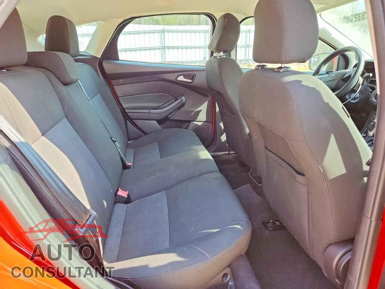 FORD FOCUS 2015 - 1FADP3K29FL277417