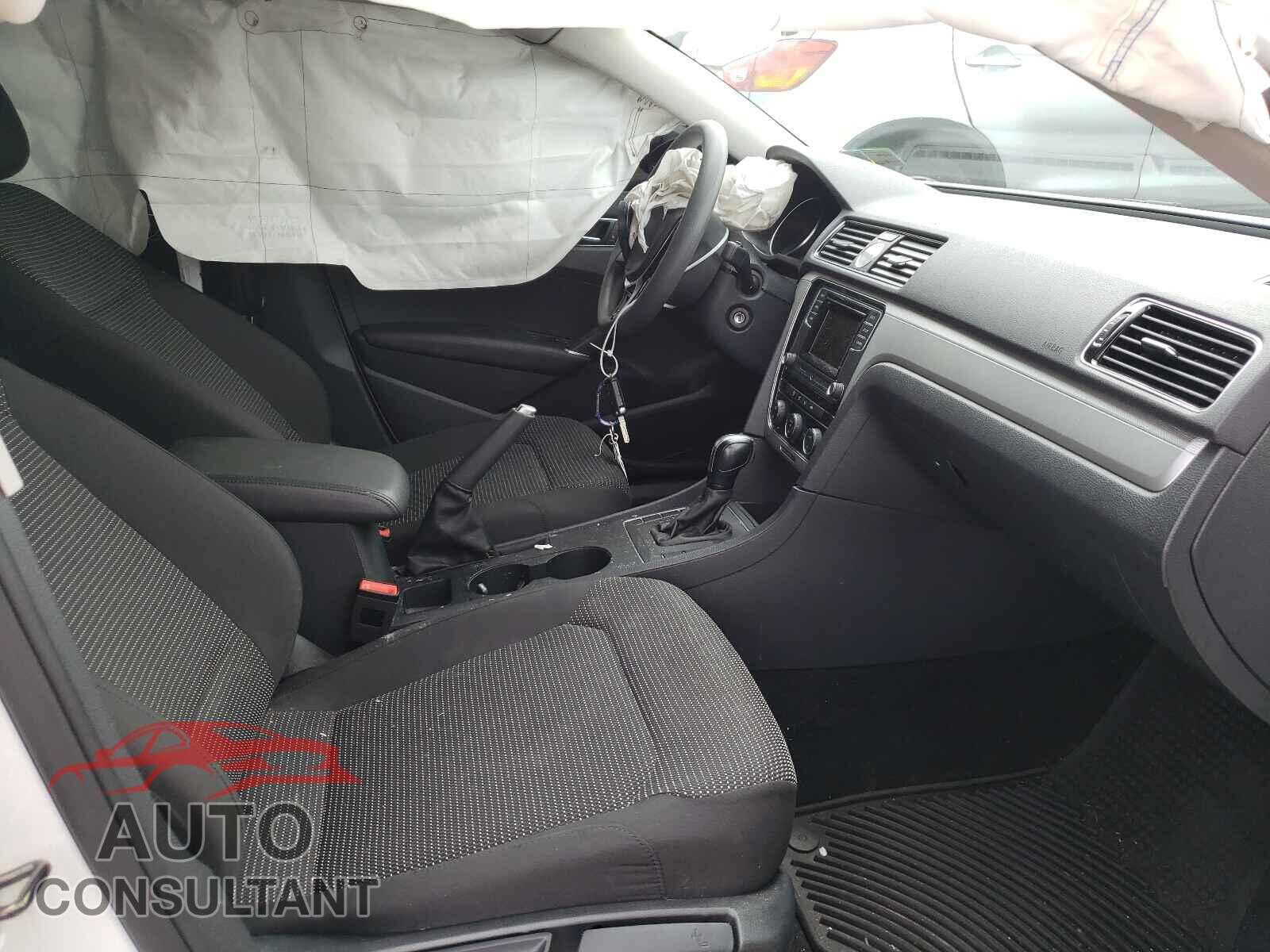 VOLKSWAGEN PASSAT 2017 - 1VWAT7A37HC064637