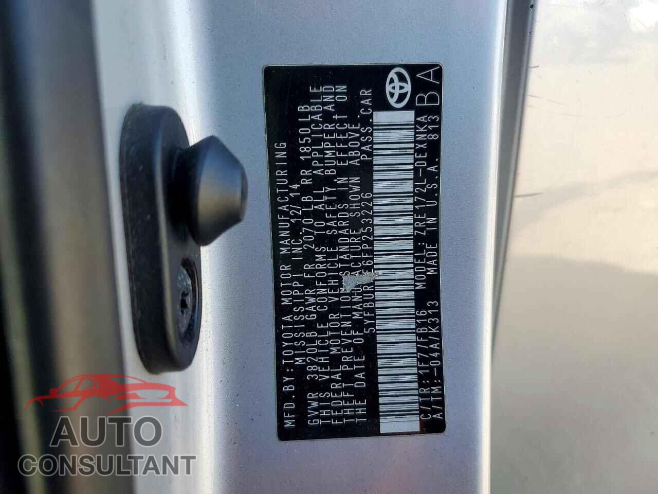 TOYOTA COROLLA 2015 - 5YFBURHE6FP253226