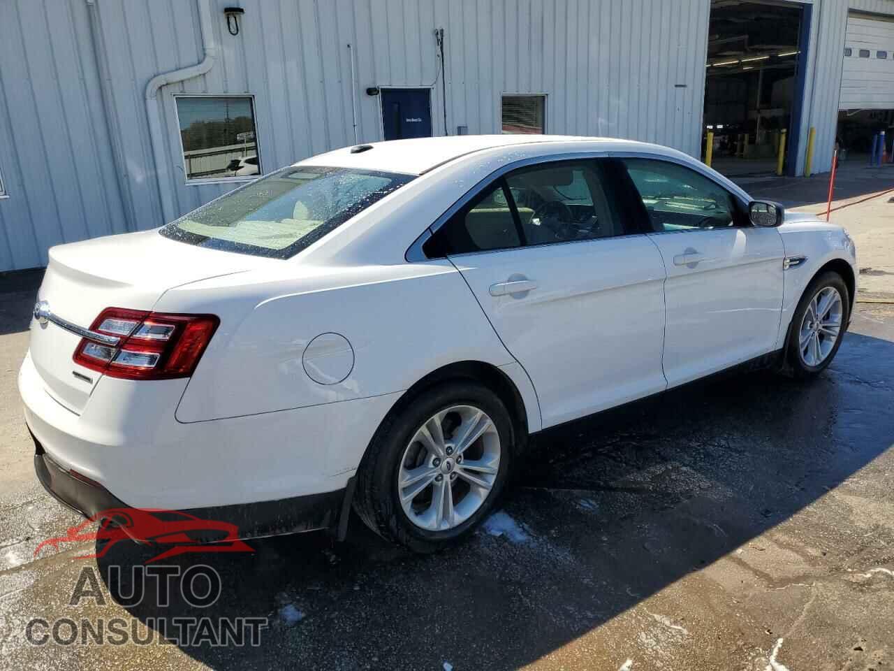 FORD TAURUS 2018 - 1FAHP2D82JG105213