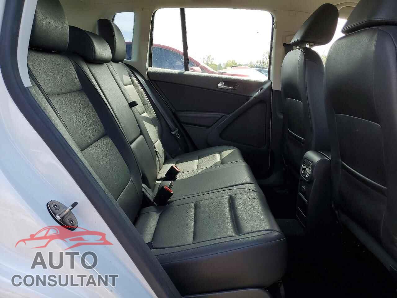 VOLKSWAGEN TIGUAN 2016 - WVGAV7AX3GW607233