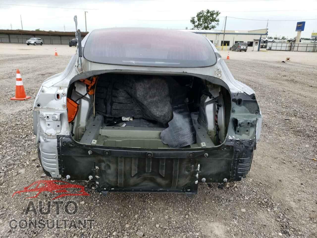 TESLA MODEL 3 2018 - 5YJ3E1EA5JF008779