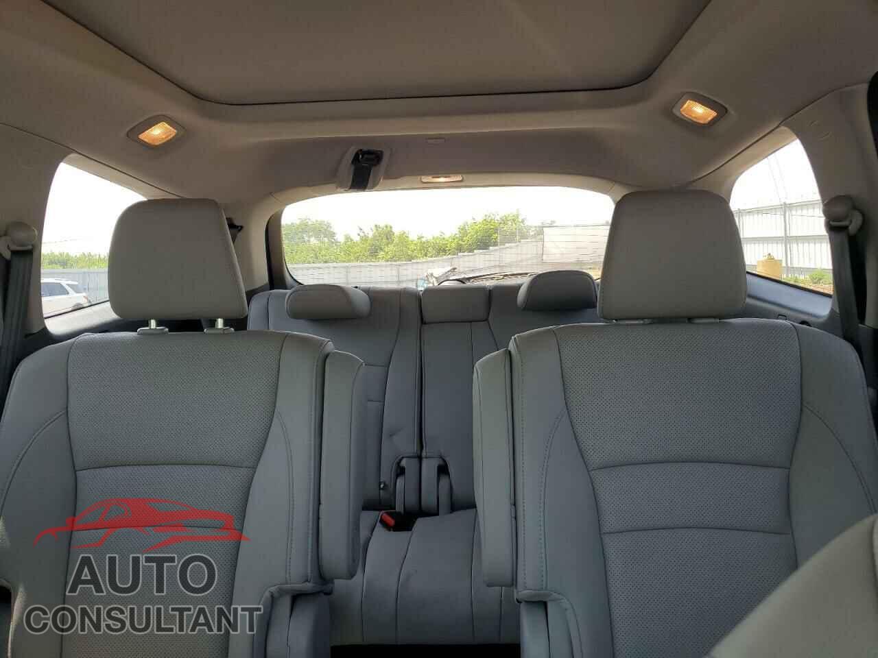 HONDA PILOT 2017 - 5FNYF6H00HB054596