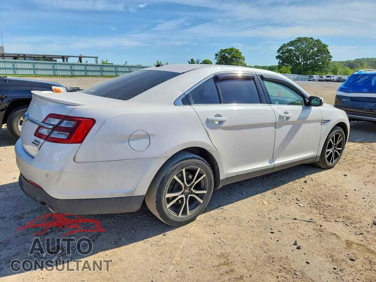 FORD TAURUS 2017 - 1FAHP2E84HG134091