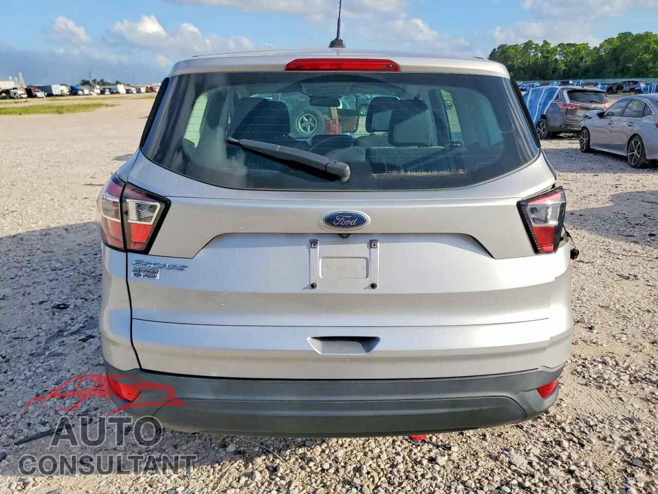 FORD ESCAPE 2017 - 1FMCU0F75HUB66343