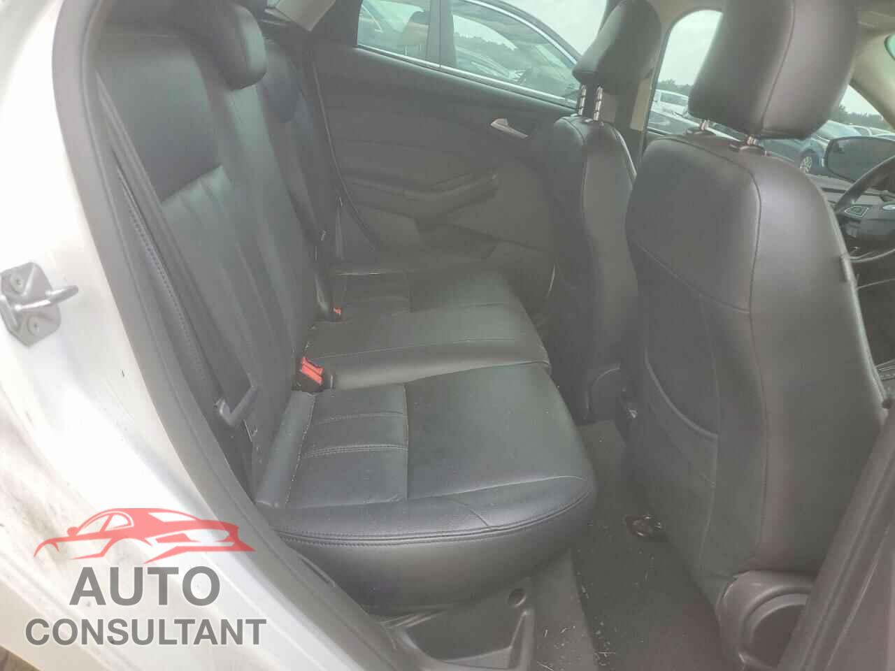 FORD FOCUS 2015 - 1FADP3K20FL311275