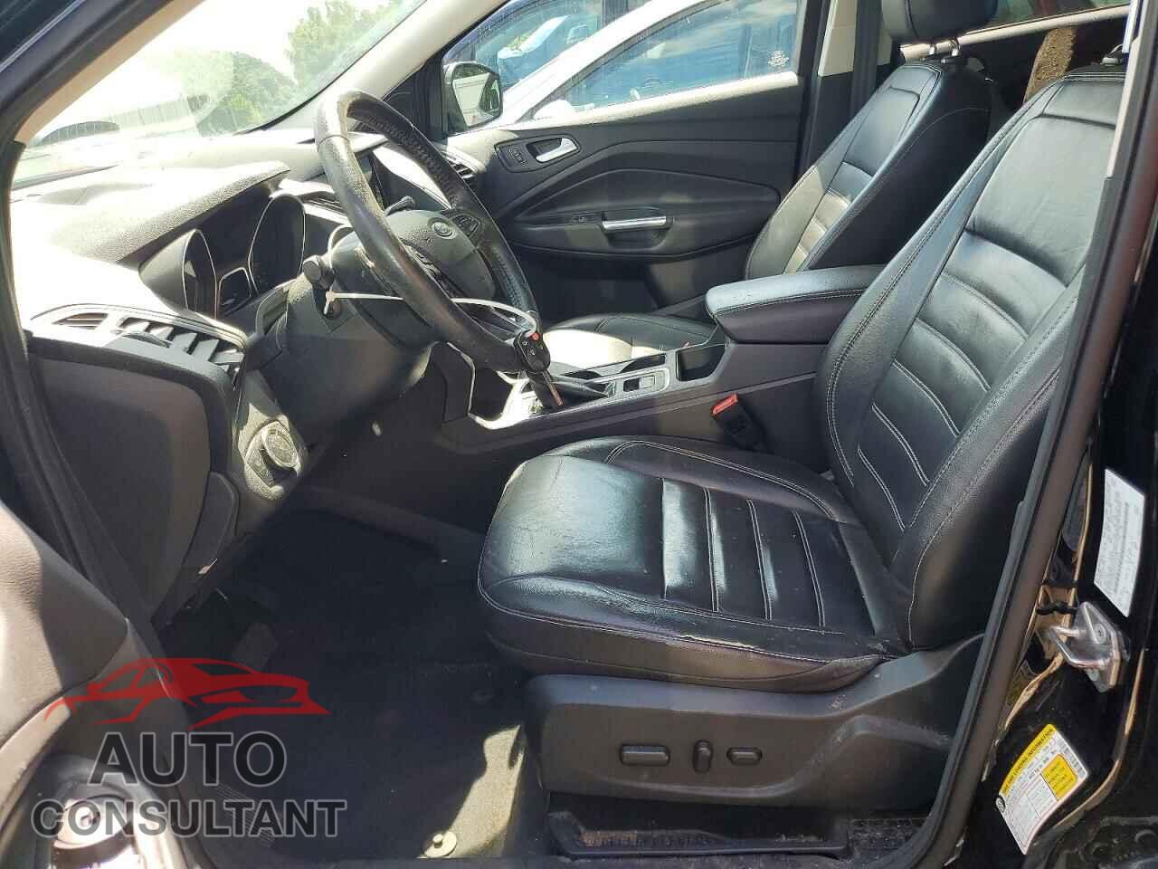 FORD ESCAPE 2017 - 1FMCU0GD3HUC59348