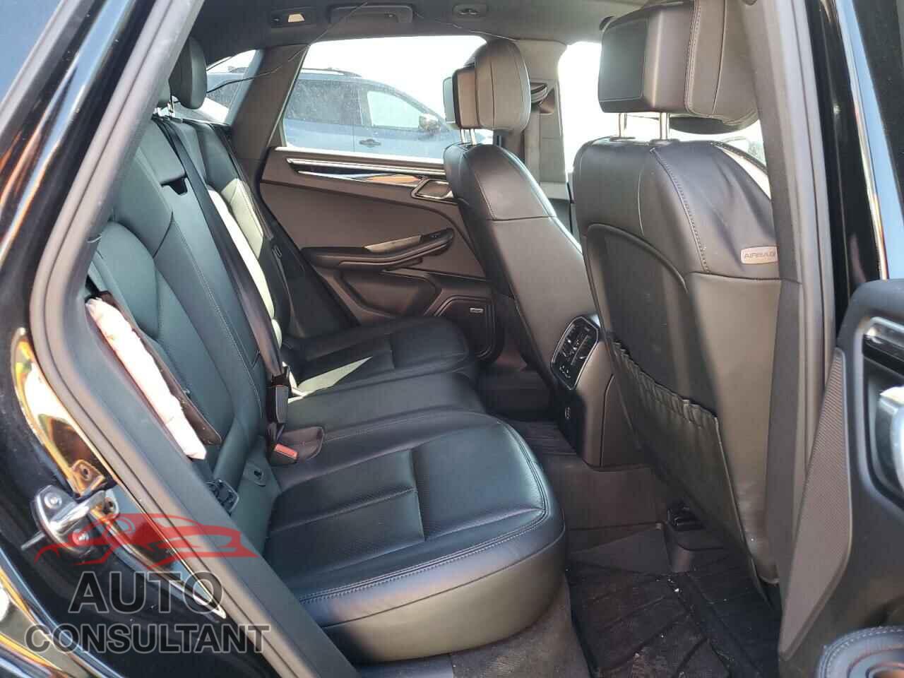 PORSCHE MACAN 2017 - WP1AA2A54HLB01543