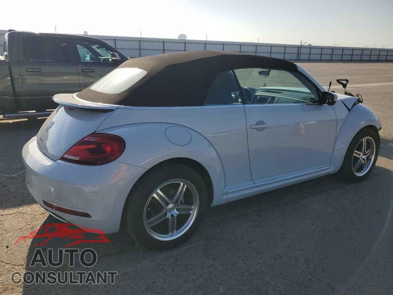 VOLKSWAGEN BEETLE 2018 - 3VW5DAAT8JM517356