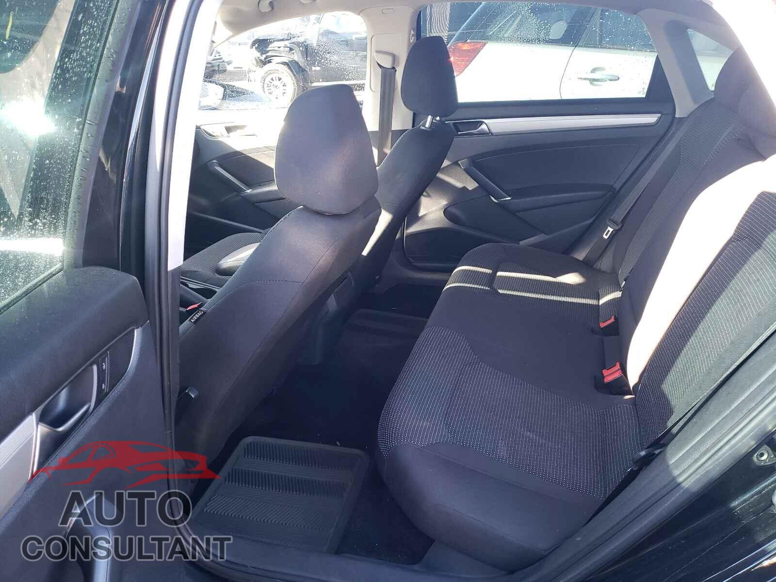 VOLKSWAGEN PASSAT 2017 - 1VWAT7A34HC016366