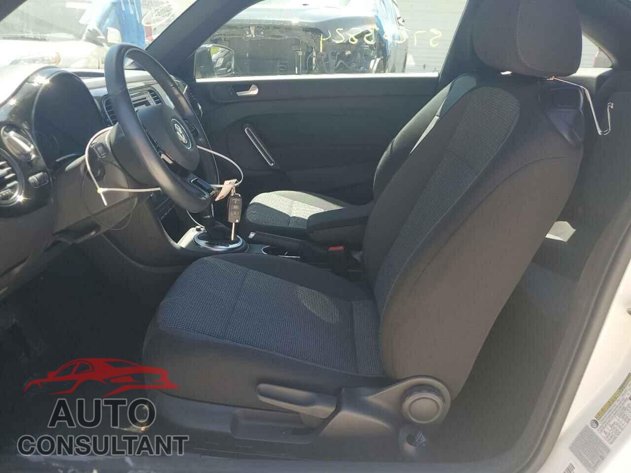 VOLKSWAGEN BEETLE 2017 - 3VWF17AT9HM622496