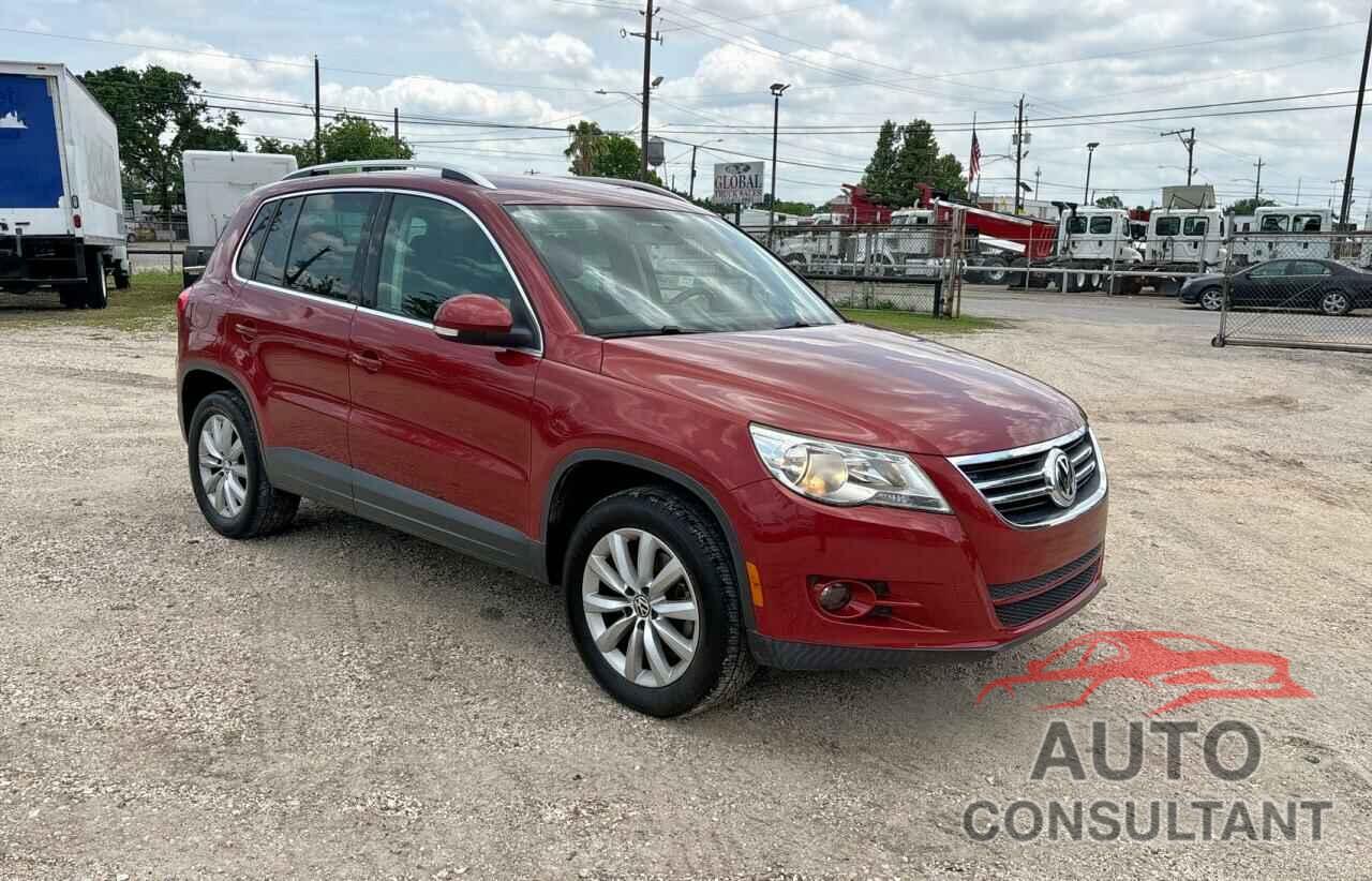 VOLKSWAGEN TIGUAN 2011 - WVGAV7AX1BW000384