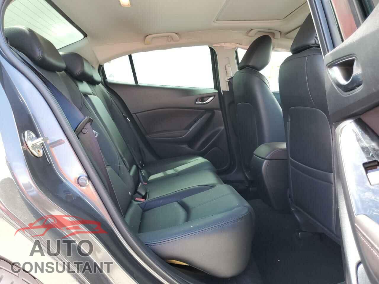MAZDA 3 2018 - 3MZBN1W34JM158564