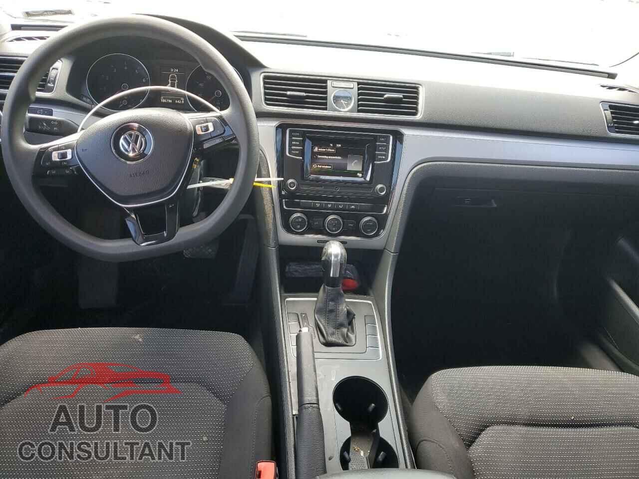 VOLKSWAGEN PASSAT 2017 - 1VWAT7A38HC007461