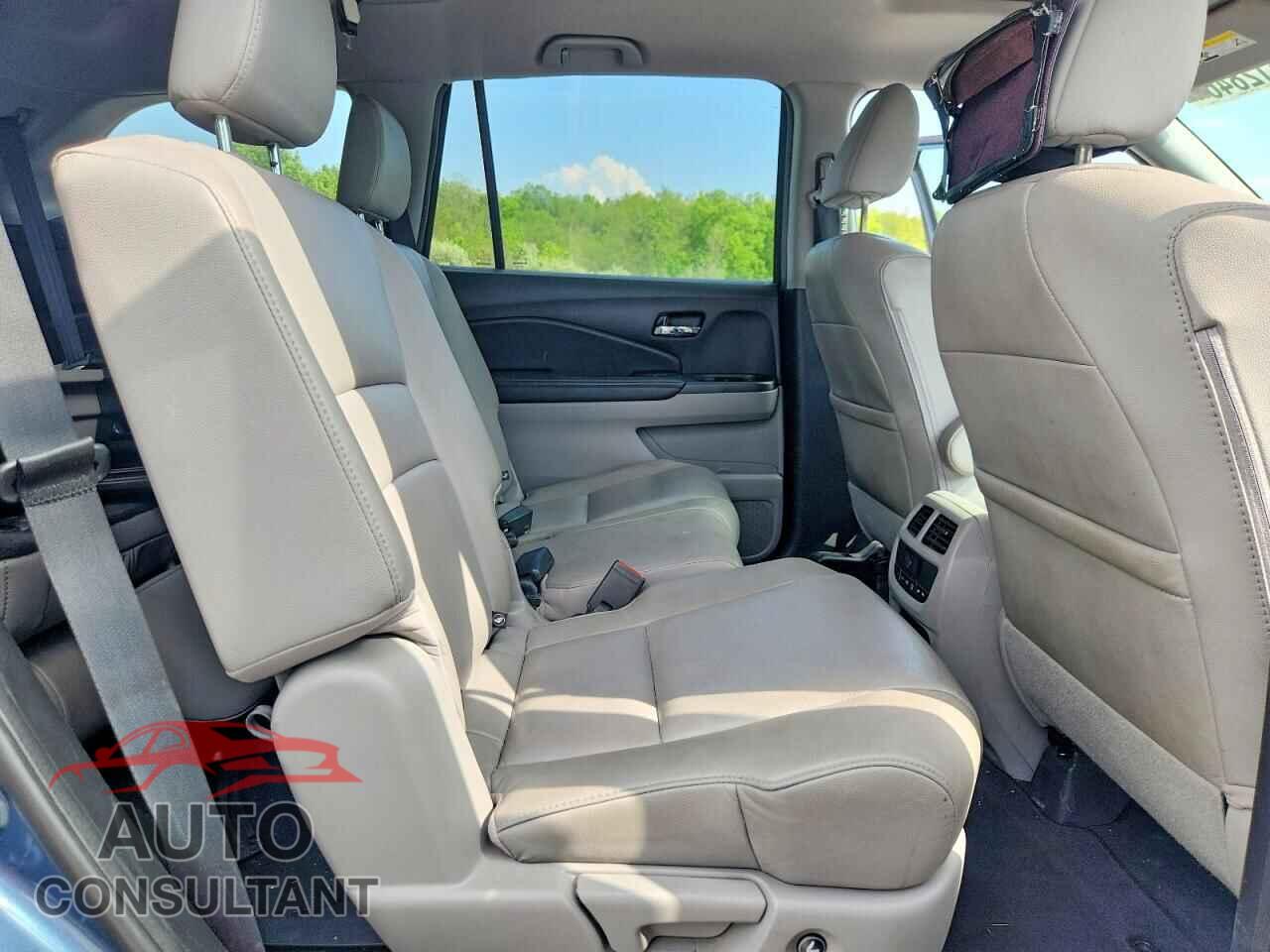 HONDA PILOT 2017 - 5FNYF6H57HB104972